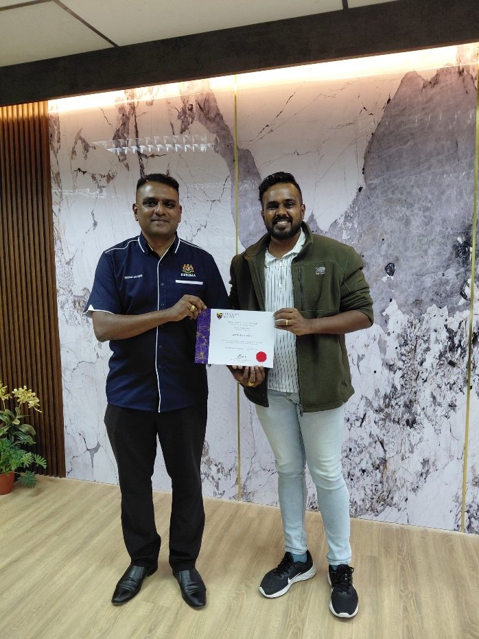 Mr Jeyraj A/L S. Maran receiving recognition after programme completion